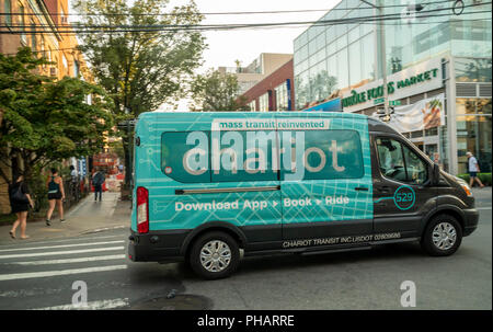 Un carro ride servizio di condivisione di van nel quartiere di Williamsburg di Brooklyn a New York martedì, 28 agosto 2018. Il cosiddetto servizio navetta su richiesta servizio è di proprietà di Ford e viene considerato un possibile candidato per veicoli autonomi. (Â© Richard B. Levine) Foto Stock