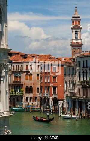 Vista del Canal Grande con la gondola dal Ponte di Rialto di Venezia Foto Stock