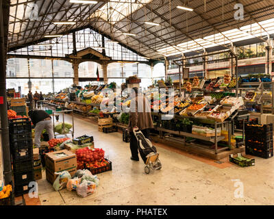 Il Portogallo, Lisbona, Avenida 24 de Julho, Mercado da Ribera, Ribera, mercato di frutta e verdure fresche di commercianti Foto Stock