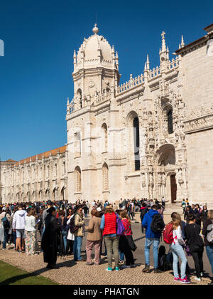 Il Portogallo, Lisbona, Belem, Monastario dos Jeronimos, il monastero, coda di visitatori in attesa di entrare Foto Stock