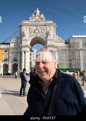 Il Portogallo, Lisbona, cieco turistico in Praca do Comercio con il Ministero della giustizia e con Arco da Rua Agusta dietro Foto Stock