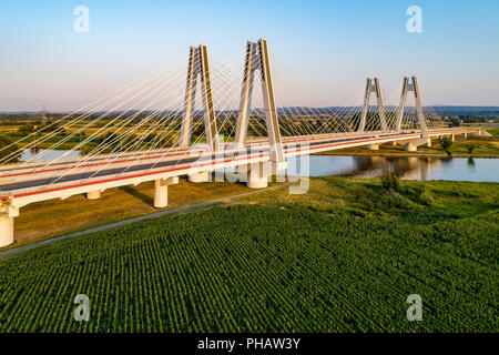 Nuovo e moderno cavo doppio-alloggiato ponte sul fiume Vistola a Cracovia, Polonia. Parte della circonvallazione intorno a Cracovia in costruzione. Vista aerea a Foto Stock