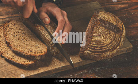 Baker uomo fette di pane Foto Stock