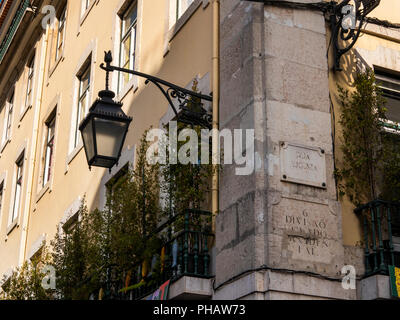 Il Portogallo, Lisbona, Rua Augusta, dettagli architettonici di street edificio ad angolo con la vecchia strada lampada Foto Stock