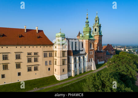 Cattedrale di Wawel nello storico castello reale di Cracovia, in Polonia. Vista aerea di sunrise luce nelle prime ore del mattino in estate Foto Stock