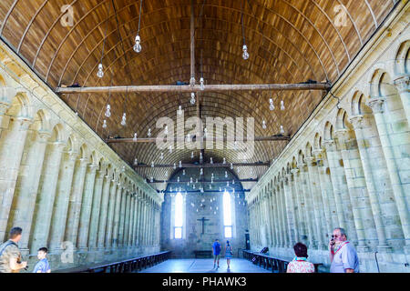 All'interno dell'Abbazia, interno della chiesa cattedrale in cima alla sommità del mondo famoso mont st michel in Normandia, Francia medievale in Europa, soffitto in legno Foto Stock