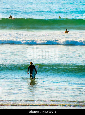 Surfers nell'oceano Foto Stock