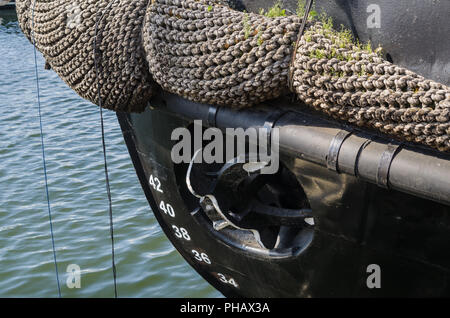 Vecchio arrugginito ancora a bordo della nave Foto Stock