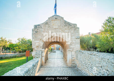 Vecchia città bassa porta medievale nella storica città di Nin, Dalmazia, Croazia Foto Stock