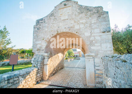 Vecchia città bassa porta medievale nella storica città di Nin, Dalmazia, Croazia Foto Stock