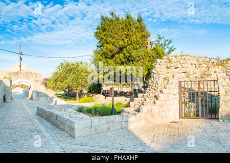 Vecchia città bassa porta medievale nella storica città di Nin, Dalmazia, Croazia Foto Stock