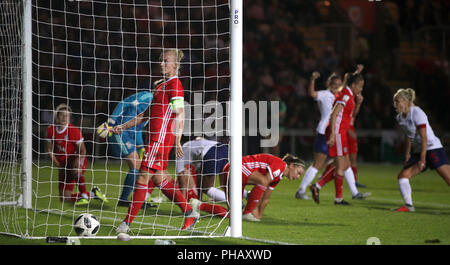 Il Galles donna Sophie Ingle (terza a sinistra) si erge sconsolato dopo INGHILTERRA PER DONNA Nikita Parris (fondo) punteggi suo lato il terzo obiettivo del gioco durante il FIFA Coppa del Mondo Donne qualifica, gruppo 1 corrisponde al Rodney Parade di Newport. Foto Stock