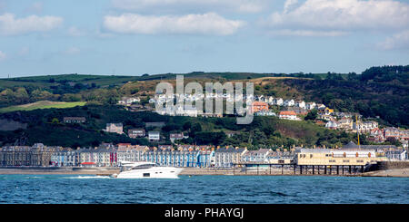 Cardigan Bay, Aberystwyth, Ceredigion, Wales, Regno Unito 31 agosto 2018 UK Meteo: un diportista più gode la calda giornata di sole su Cardigan Bay con la vista di Aberystwyth in background. © Ian Jones/Alamy Live News Foto Stock