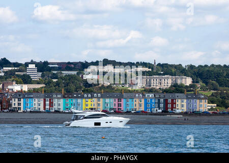 Cardigan Bay, Aberystwyth, Ceredigion, Wales, Regno Unito 31 agosto 2018 UK Meteo: un diportista più gode la calda giornata di sole su Cardigan Bay con la vista di Aberystwyth in background. © Ian Jones/Alamy Live News Foto Stock