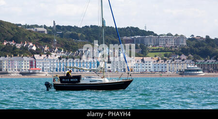 Cardigan Bay, Aberystwyth, Ceredigion, Wales, Regno Unito 31 agosto 2018 UK Meteo: un velista godendo della calda giornata di sole su Cardigan Bay con la vista di Aberystwyth in background. © Ian Jones/Alamy Live News Foto Stock