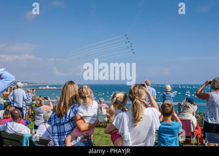 Bournemouth, Regno Unito, 31 Agosto, 2018. La folla guarda le frecce rosse display da West Cliff nella luce del sole. © dbphots/Alamy Live News Foto Stock