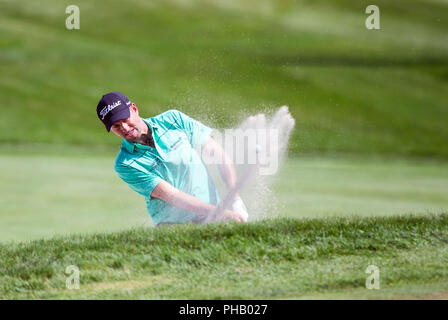 Agosto 31, 2018; Norton, MA, USA; Webb Simpson trucioli al di fuori della buca 3 bunker durante il primo round della tecnologie Dell campionato a TPC Boston di Norton, MA. Anthony Nesmith/CSM Foto Stock