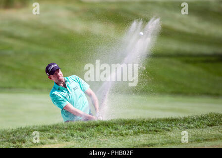 Agosto 31, 2018; Norton, MA, USA; Webb Simpson trucioli al di fuori della buca 3 bunker durante il primo round della tecnologie Dell campionato a TPC Boston di Norton, MA. Anthony Nesmith/CSM Foto Stock