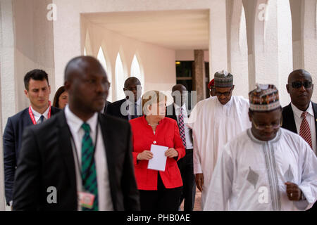 Abuja, Nigeria, venerdì 31 agosto 2018 Il Presidente nigeriano, Muhammadu Buhari riceve il Cancelliere tedesco Angela Merkel a Abuja, Nigeria, Venerdì 31 Agosto, 2018 Credit: Rey T. Byhre/Alamy Live News Foto Stock