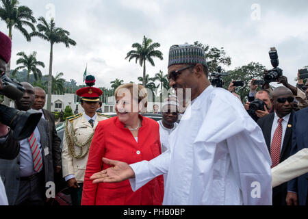Abuja, Nigeria, venerdì 31 agosto 2018 Il Presidente nigeriano, Muhammadu Buhari riceve il Cancelliere tedesco Angela Merkel a Abuja, Nigeria, Venerdì 31 Agosto, 2018 Credit: Rey T. Byhre/Alamy Live News Foto Stock
