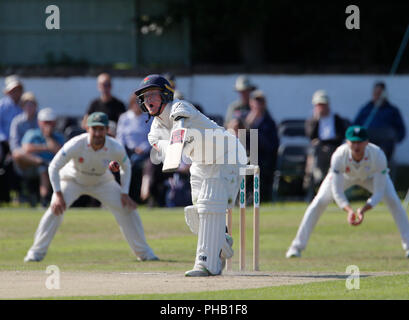 Trafalgar Road Massa, Southport, Regno Unito. 31 Agosto, 2018. Specsavers County Cricket campionato, Day 3, Lancashire versus Worcestershire; Lancashire Alex Davies reagisce dopo essere stato colpito nella regione inguinale di Wayne Parnell Credito: Azione Sport Plus/Alamy Live News Foto Stock