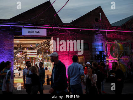 Berlino, Germania. 31 Agosto, 2018. Visitatori vai alla fiera di moda Bread & Butter. Street e urban si usura sul display qui fino al 02 settembre 2018. Credito: Britta Pedersen/dpa-Zentralbild/dpa/Alamy Live News Foto Stock