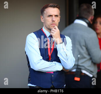 Rodney Parade, Newport, Regno Unito. 31 Agosto, 2018. FIFA Womens la qualificazione della Coppa del Mondo di un gruppo di donne del Galles contro l'Inghilterra donne; Phil Neville, Manager dell'Inghilterra donne in deep throught durante il warm up Credit: Azione Plus sport/Alamy Live News Foto Stock