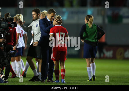 Inghilterra per donna team manager Phil Neville console Jessica Fishlock del Galles dopo il gioco. Le donne del Galles v Inghilterra donne, 2019 World Cup qualifier corrispondono a Rodney Parade di Newport , Galles del Sud Venerdì 31 agosto 2018. pic da Andrew Orchard/Alamy Live News Foto Stock