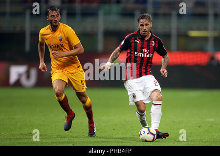 Milano, Italia. Il 31 agosto 2018, San Siro, Milano, Italia; di calcio della Serie A, AC Milan contro Roma; Bryan Cristante di Roma sfida Lucas biglia di Milano Credito: Giampiero Sposito/Alamy vivere nuove Foto Stock