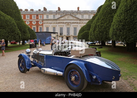 Vincitore del Best of Show: 1929 Mercedes-Benz S Barker Tourer. Il concours di eleganza 2018 (Anteprima giorno), il Palazzo di Hampton Court, Londra, Regno Unito. Il 31 agosto 2018. Il mondo di automobili più rari assemblati per una tre giorni di classico e supercar evento nei giardini del famoso Palazzo Reale. Ian credito bottiglia/Alamy Live News Foto Stock