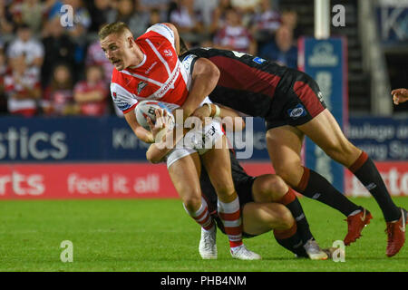 St Helens, Regno Unito. Il 31 agosto 2018. Totalmente Wicked Stadium, St Helens, Inghilterra; Betfred Super League Super 8's , St Helens v Wigan Warriors ; Matty di fecce di St Helens è portato verso il basso Credito: News immagini /Alamy Live News Foto Stock