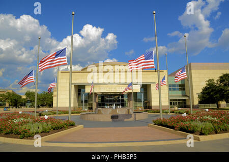 College Station, Texas, Stati Uniti d'America. Il 31 agosto 2018. Bandiere a metà la marcatura del montante la morte del senatore John McCain presso la George Bush Presidential Library and Museum di College Station, Texas, Stati Uniti il 31 agosto 2018. Foto Stock