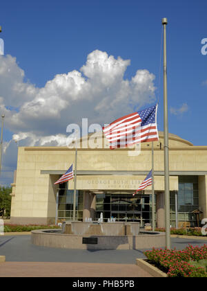 College Station, Texas, Stati Uniti d'America. Il 31 agosto 2018. Bandiere a metà la marcatura del montante la morte del senatore John McCain presso la George Bush Presidential Library and Museum di College Station, Texas, Stati Uniti il 31 agosto 2018. Foto Stock