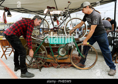 Davenport, Iowa, USA. 31 Agosto, 2018. Mike Wolfe, sinistra di Archeologia di antiquariato in Le Claire, Iowa ottiene aiuto da Jon Szalay di Barnegat, New Jersey durante l'impostazione della sua 1902 Royal motociclo accanto a Szalay's 1901 Thomas motociclo a Capo Blackhawk 47th Davenport caduta di antiquariato internazionale motociclo Swap Meet a valle del Mississippi Fiera Venerdì 31 Agosto, 2018. Il 1901 Thomas è considerata essere la prima moto di produzione negli Stati Uniti entrambe le moto sono state prodotte nello Stato di New York. Il soddisfare corre attraverso il sabato. (Credito Immagine: © Kevin E. Schmidt/Quad-City volte/Q Foto Stock