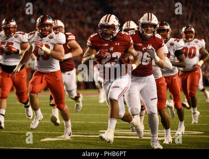 Agosto 31, 2018 Wisconsin Badgers running back Jonathan Taylor (23) punteggi il suo primo touchdown durante il primo trimestre di un NCAA Football gioco tra la Western Kentucky Hilltoppers e Wisconsin Badgers a Camp Randall Stadium di Madison WI Foto Stock