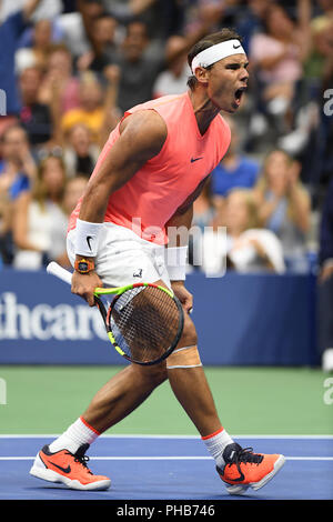 Flushing NY, STATI UNITI D'AMERICA. 31 Agosto, 2018. ***Nessuna NY QUOTIDIANI*** Rafael Nadal Vs Karen Kahachanov sulla Arthur Ashe Stadium dell'USTA Billie Jean King National Tennis Center il 31 agosto 2018 nel lavaggio delle regine. Credito: Mpi04/media/punzone Alamy Live News Foto Stock