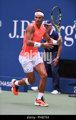 Flushing NY, STATI UNITI D'AMERICA. 31 Agosto, 2018. ***Nessuna NY QUOTIDIANI*** Rafael Nadal Vs Karen Kahachanov sulla Arthur Ashe Stadium dell'USTA Billie Jean King National Tennis Center il 31 agosto 2018 nel lavaggio delle regine. Credito: Mpi04/media/punzone Alamy Live News Foto Stock