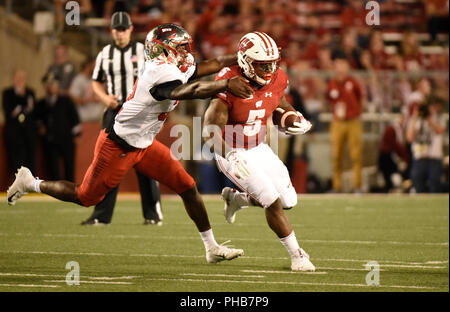 Agosto 31, 2018 Wisconsin Badgers running back Chris James (5) corre la palla durante il quarto trimestre di un NCAA Football gioco tra la Western Kentucky Hilltoppers e Wisconsin Badgers a Camp Randall Stadium di Madison WI Foto Stock