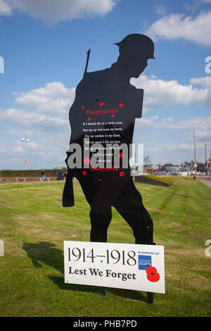 Morecambe, Lancashire, Regno Unito. 31 Auust, 2018. Super giornata di sole presso la costa si illumina la intensità dell'Esercito britannico perdite. Credito; MediaWorldImages/AlamyLiveNews. Foto Stock