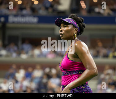 New York, NY - Agosto 31, 2018: Venus Williams DI STATI UNITI D'AMERICA reagisce durante l'US Open 2018 3° round match contro Serena Williams di Stati Uniti al USTA Billie Jean King National Tennis Center Credito: lev radin/Alamy Live News Foto Stock