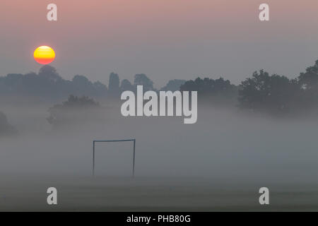 Northampton. U.K. Meteo. 1 settembre 2018. Il sorgere del sole anche se la mattina presto la nebbia in Abington Park il primo giorno del mese che mostra l'autunno si sta avvicinando velocemente. Credito: Keith J Smith./Alamy Live News Foto Stock