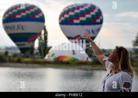 Uherske Hradiste, Repubblica Ceca. 1 Sep, 2018. Una cinquantina di palloncini con equipaggi provenienti da nove paesi prendono parte alla International Balloon Fiesta riunione in Uherske Hradiste e Stare Mesto 2018 supporto del 22 th FAI Mongolfiera campionato ceco. Una collezione di 50 mongolfiere prendendo parte a Stare Mesto vicino Uherske Hradiste città della Repubblica ceca. Credito: Slavek Ruta/ZUMA filo/Alamy Live News Foto Stock