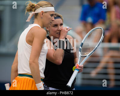 Agosto 31, 2018 - Bethanie Mattek-Sands degli Stati Uniti & Lucie SAFAROVA della Repubblica ceca giocando raddoppia al 2018 US Open Grand Slam torneo di tennis, New York, Stati Uniti d'America, 31 agosto 2018. Credit: AFP7/ZUMA filo/Alamy Live News Foto Stock