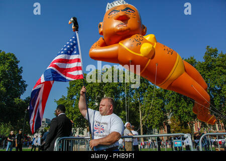 Londra, Regno Unito. 1 settembre 2018. Un sostenitore di Donald Trump al Sadiq Khan palloncino credito protesta: Alex Cavendish/Alamy Live News Foto Stock