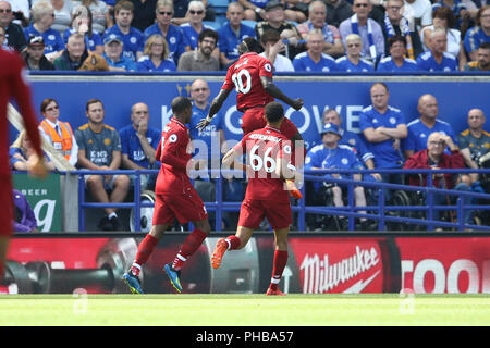 Leicester, Regno Unito. 1 settembre 2018. Sadio Mane di Liverpool (c) celebra con i suoi compagni di squadra dopo aver segnato il suo team obiettivo 1a. Premier League, Leicester City v Liverpool al King Power Stadium di Leicester il sabato 1 settembre 2018. Questa immagine può essere utilizzata solo per scopi editoriali. Solo uso editoriale, è richiesta una licenza per uso commerciale. Nessun uso in scommesse, giochi o un singolo giocatore/club/league pubblicazioni. pic da Chris Stading/Andrew Orchard fotografia sportiva/Alamy Live news Foto Stock