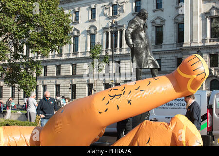 Londra, Regno Unito. 1 settembre 2018. Il Sadiq Khan Bikini si prepara in Piazza del Parlamento, mocking il sindaco di Londra 'vietare la politica bikini' e sottolineare l'alto tasso di criminalità nella capitale. Credit: joe Kuis/Alamy Live News Foto Stock