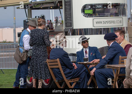 Morecambe, Lancashire 1 settembre 2018 i due giorni di annata per il Festival del mare visto la gente in costume d'epoca ritorno a Morecambe per rivivere un bygone area sul festival centrata intorno al twons Midland Hotel e la stazione di credito: fotografare Nord/Alamy Live News Foto Stock