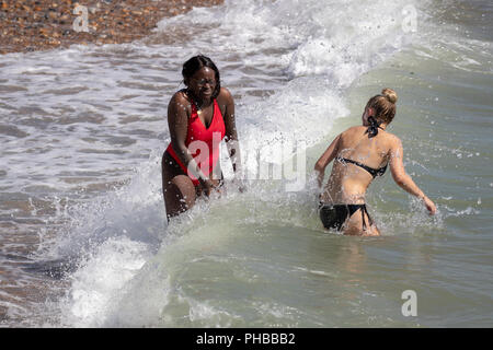 Brighton, Inghilterra. 1 settembre 2018, due giovani donna sfidando il vedere per una nuotata il 1 settembre , Brighton, Inghilterra.© Jason Richardson / Alamy Live News Foto Stock