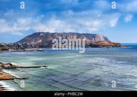 Lima coast sulla giornata di sole Foto Stock