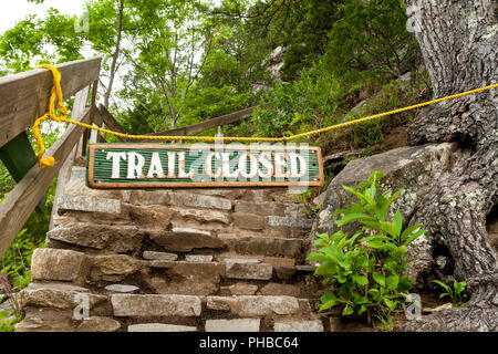 Chiuso un sentiero escursionistico in Chimney Rock State Park, North Carolina Foto Stock